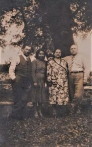 Lucera - Bucci Vincenzo, a sx, con la moglie Bocchetti Giuseppina e coniugi Di Virgilio (anni 30)- Foto fornita da Ciro Bucci