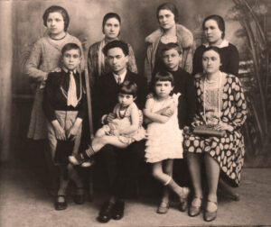 Lucera - Castellaneta Raffaela da sx, Vincenzo, Concetta, Francescantonio, Ida, Annita, Rosa, Giacomo (anni 30)