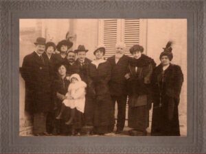 Lucera - Da sx Priore O., De Peppo M. G. Serena M., Cavalli C., De Peppo A., Cutolo E. e T. , De Peppo A., Cavalli C. nel 1915