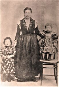 Lucera - De Martinis Rosaria con costume popolare della festa, con due sue figlie, Costanza e Maria Donata (primi 900)