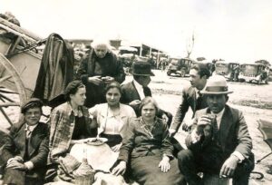 Lucera - De Troia Cosimo e Erminia Ritucci con famigliari in gita al Santuario dell'Incoronata nel 1938