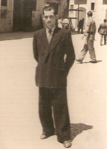Lucera - Ieluzzi Giuseppe padre di Nicola in Piazza Duomo nel 1930 - Foto fornita da Nicola Ieluzzi