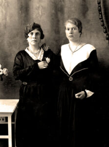 Lucera - Impagnatiello Laura a dx, mia madre e sua sorella nel 1931 - Foto di Filomena Impagnatiello
