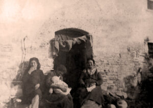 Lucera - Mia nonna con in braccio mia madre a piazza San Matteo nel 1937 - Foto di Espedito Alfarano