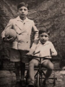 Lucera - Padalino Giuseppe, col pallone, e Armando (anni 30)