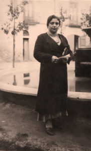 Lucera - Pellegrino Maria Cristina vicino alla vasca posizionata in via IV Novembre