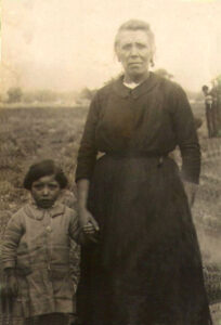 Lucera - Saccone Laura, nonna (50 anni) e la piccola Laura Del Grosso (2 anni) nel 1931- Foto di Antonio Del Grosso