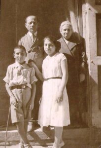 Lucera - Sassi Domenico e Ieluzzi Elisa con i figli Ascanio e Maria (anni 30)