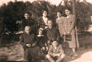 Lucera - Sassi Domenico e Ieluzzi Elisa - da dx Annita, Maria Giuseppina, Enrica, Olga Borrelli e Francesco Fusco (Ciccille) nel 1935
