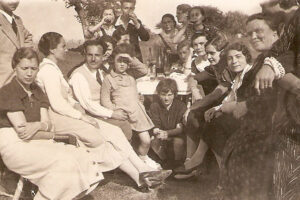 Lucera - Sassi Maria e la sorella di latte Di Gioia Rosaria in Cracas con Maesciallo Apollo e altri nel 1935