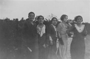 Lucera - Sassi Rosa, Annita, Maria, Giuseppina e Rosaria Cracas (anni 30)