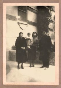 Lucera - Saturnino Antonio e Colasanto Antonietta, con la mamma di latte di Renato, Laura in D'Agostino (anni 30)