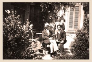 Lucera - Sciarrillo Matteo (in piedi) con amici nel 1931
