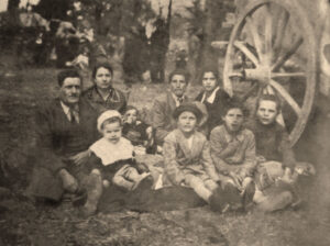 Lucera - Soprano Emanuele e Bonante Amelia, i miei nonni, gli zii e mio padre in pellegrinaggio all'Incoronata nel 1935- Foto di Emanuele Antonio Soprano