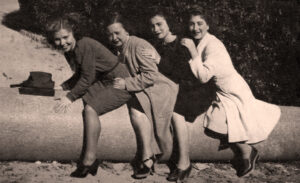 Lucera - Urbano Adele, sua sorella Marianna e due amiche nel 1935 - Foto di giorgia testa