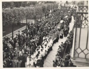 Lucera - Funerale dei ragazzi morti a causa dell'esplosione di un ordigno bellico mentre giocavano a S. Francesco il 10 maggio 1951 - Foto di Francesca Monaco