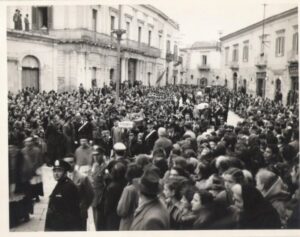 Lucera - Funerale dei ragazzi morti a causa dell'esplosione di un ordigno bellico mentre giocavano a S. Francesco il 10 maggio 1951 - Foto di Francesca Monaco