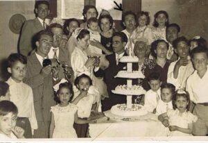 Lucera - Ritucci Vincenzo (mio padre indicato con la freccia) ed io ero in braccio a lui con la Famiglia Cardone Francesco Paolo - Foto di Luigi Ritucci