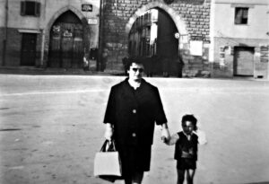 Lucera - Piazza del Popolo io con la mia mamma - Foto di Vincenzo Ippolito