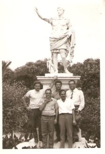 Lucera - Bucci Mario con amici nella Villa Comunale, anni 50