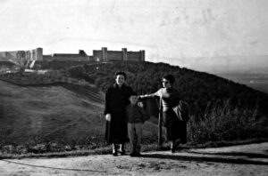 Lucera - Villa comunale, mia mamma a dx mio cugino e mia zia - Foto di Vincenzo Ippolito