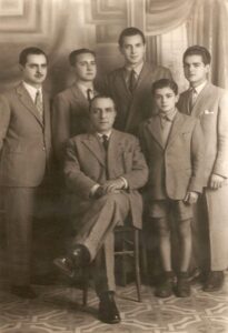 Lucera - Lamorgese Nicola (seduto) con i figli - Da sx Rocco, Angelo, Nicola, Giovanni, Salvatore (il più piccolo) nel 1950 - Foto fornita dalla famiglia Lamorgese