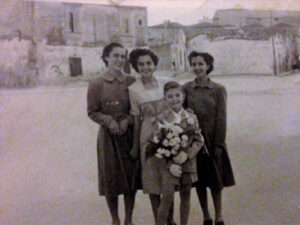 Lucera - La Cava Maria, Stampanone Eleonora , Bizzarri Vincenzo e Stampanone Pinotta in Piazza Matteotti nel 1950 - Foto di Daniela Coccia