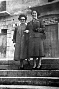 Lucera - Mia mamma a sx con mia zia in Piazza del Popolo nel 1950 - Foto di Vincenzo Ippolito