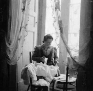 Lucera - Cavalli Letizia sorella di Giuseppe ed Emanuele Cavalli all'interno di casa Cavalli nel 1950 - Foto di Francesco Elio Cetola