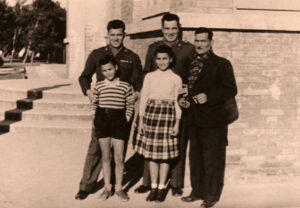 Lucera - Di Gioia Michele, da dx, Di Gioia Giuseppe, Maria Rosaria, Mario e Sam