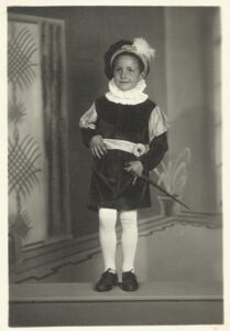 Lucera - Di Siena Vincenzo, Paggetto della scuola elementare San Leonardo per la Processione del Corpus Domini del 1954 -Foto di Vincenzo Di Siena