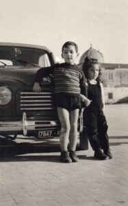 Lucera - Pizzuto Giuseppe, mio fratello, con un'amichetta (credo Elisa Pastore) e l'auto di mio padre sul piazzale della villa nel 1954 - Foto di Giuliana Pizzuto