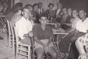 Lucera - Ritorno di zio Raffaele dall'America con la consorte dopo 40 anni - Si riconosce in primo piano De Troia Sandro - Sala De Chiara nel 1954 - Foto fornita da Armando Testa