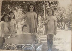 Lucera - Da sinistra, la seconda sono io nel 1954 - Foto di Paolo e Rosaria Bonghi