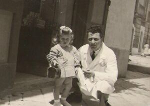 Lucera - Castellaneta Giacomo, mio suocero, con la figlia Amalia davanti al suo salone in piazza San Leonardo nel 1955 - Foto di Del Grosso Antonio