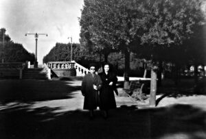 Lucera - Mia mamma, a sx, e mia zia Maria in villa comunale nel 1955 - Foto di Vincenzo Ippolito