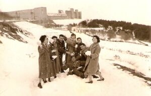 Lucera - Palumbo Vincenzo (seduto per terra) cognato di Armando Testa al Castello svevo nel 1956 - Foto fornita da Armando Testa