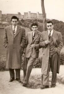 Lucera - Palumbo Vincenzo (al centro) cognato di Armando Testa - con Avv. Giacomo Coppolella in villa comunale nel 1956 - Foto di Armando Testa