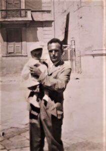 Lucera - Petrilli Gaetano, con la figlia Maria Carmela in Via S. Domenico nel 1957