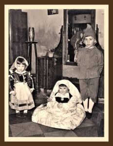 Lucera - D'Imperio Raffaele, Concetta (seduta) e Rosalba a Carnevale del 1958