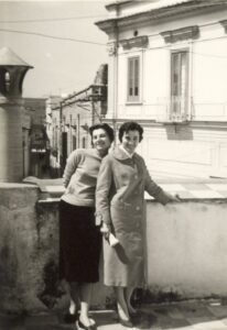 Lucera - Palumbo Tilde e Vera sulla terrazza su piazza Nocelli - aprile 1958 - Foto di Valentina Di Stefano