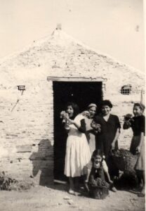 Lucera - Rosaria, zia Rosina, mamma e Rosalia Morelli e la piccola sono io - Vendemmia del 1958 - Foto di Lidia Ferraris