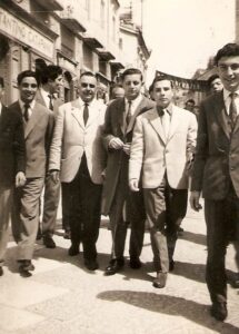 Lucera - Iliceto Antonio ( il 2° da destra) con Gigetto Vitagliani con alcuni amici del IV Ragioneria e con il prof. di Diritto Morrone in Piazza Gramsci nel 1958
