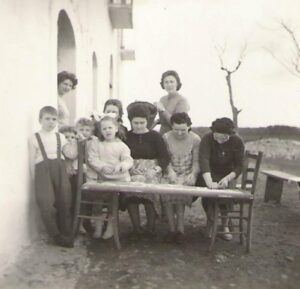 Lucera - Castellaneta Gino, Amalia, Lucia, Maria Strazioso , Lina Mansueto, Lella, Ida Castellaneta - Lunedì dell'Angelo del 1959 nella masseria Mansueto