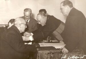 Lucera - Sassi Domenico premiato quale artigiano (barbiere) più anziano di Lucera nel 1960 - Alberto Apollo (Presidente Artigiani), Mons. Domenico Vendola e Sen. Alfonso De Giovine