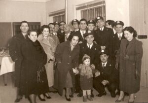 Lucera - Polito Peppino con Il direttore Michele Clemente, dipendenti e colleghi delle Poste Italiane nel 1960
