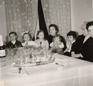 Lucera - Strazioso Antonietta , Concetta Castellaneta e Raffaela Castellaneta, in casa di Ida Castellaneta e Antonio Fortunato 1960