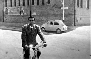 Lucera - Mio padre in via Vittorio Veneto alle spalle le scuole elementari Lombardo Radice nel Lucera - Mio padre in via Vittorio Veneto alle spalle le scuole elementari Lombardo Radice nel 1960 - Foto di Vincenzo Ippolito