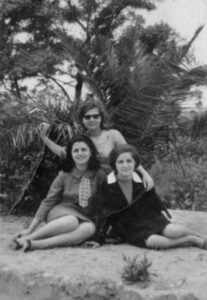 Lucera - De Peppo Anna , Cocetta Petrilli e Antonietta Gesumundo, Cortile dell' ex Gil nel 1961