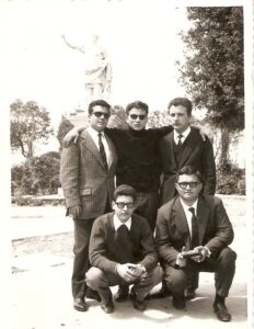 Lucera - Dell'Osso Bruno e amici nel 1962 in Villa comunale - Foto di Antonio Iliceto